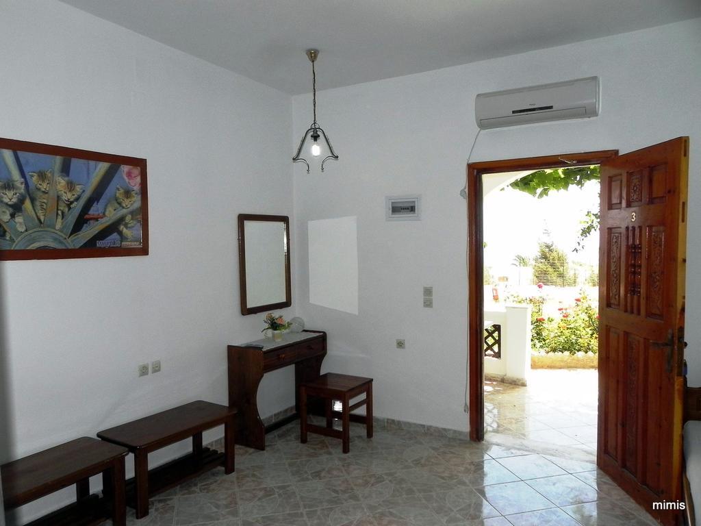 Mihalis Studios Lakki  Bilik gambar