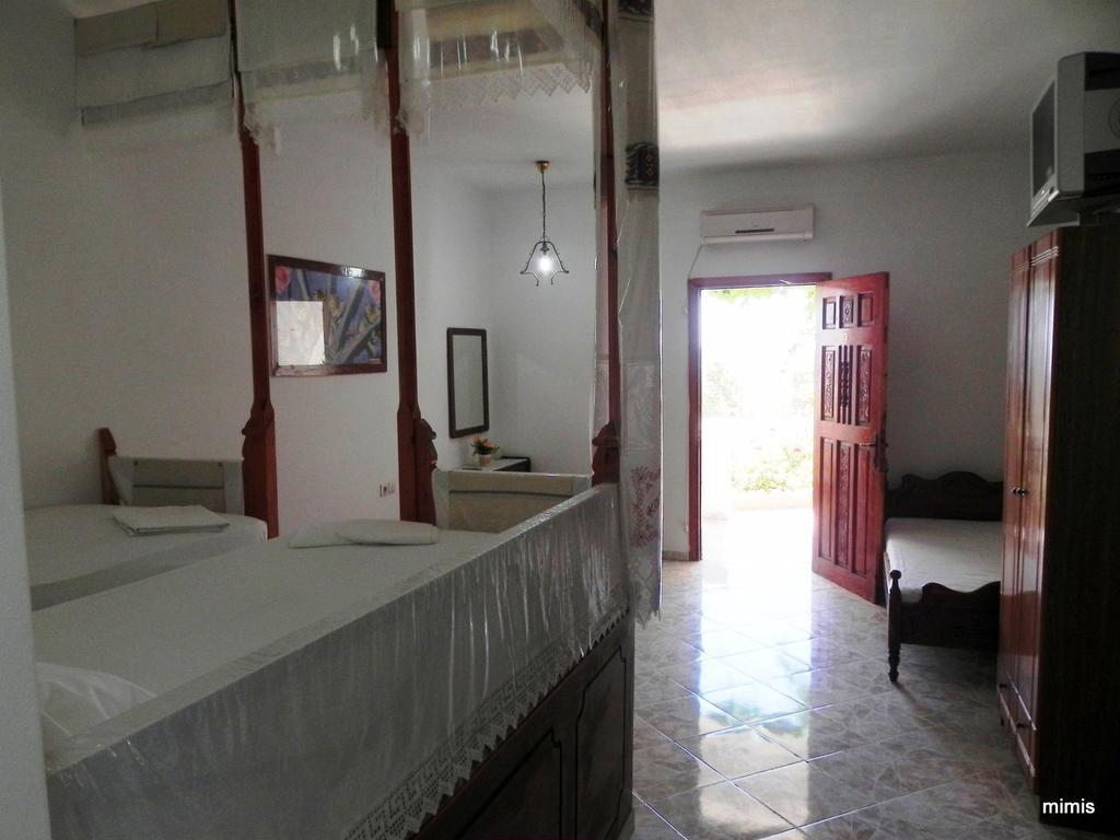 Mihalis Studios Lakki  Bilik gambar